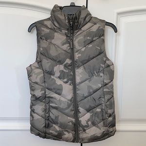 SO camouflage puffer vest small s nwt